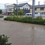 Eine Straße ist nach starkem Regen überflutet. (zu dpa: «Schwere Regenfälle suchen Japans Erdbebengebiet heim»)