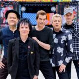 Campino (M, bürgerlich: Andreas Frege), Sänger der Punkband «Die Toten Hosen», Andreas von Holst (l, Kuddel), Michael Breitkopf (r, Breiti), Andreas Meurer (Andi) und Stephen George Ritchie (2.v.l. Vom Ritchie), stehen vor der Bühne im RheinEnergieStadion.