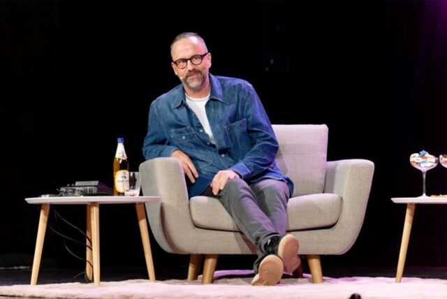 Der Komiker Kurt Krömer sitzt bei der Aufzeichnung von «Kurt Krömer – Podcast »Feelings«: Die 100. Folge live» in der Volksbühne am Rudolfplatz auf der Bühne.