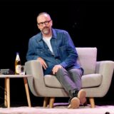 Der Komiker Kurt Krömer sitzt bei der Aufzeichnung von «Kurt Krömer – Podcast »Feelings«: Die 100. Folge live» in der Volksbühne am Rudolfplatz auf der Bühne.