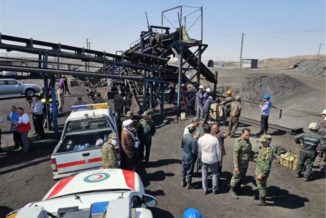 Auf diesem von der iranischen Gesellschaft des Roten Halbmonds veröffentlichten Foto sind Bergleute und Polizisten am Standort einer Kohlemine etwa 540 Kilometer südöstlich der iranischen Hauptstadt Teheran zu sehen.