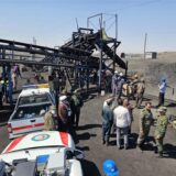 Auf diesem von der iranischen Gesellschaft des Roten Halbmonds veröffentlichten Foto sind Bergleute und Polizisten am Standort einer Kohlemine etwa 540 Kilometer südöstlich der iranischen Hauptstadt Teheran zu sehen.