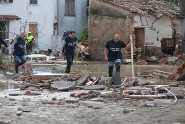 Polizeibeamte bahnen sich einen Weg durch ein überschwemmtes Gebiet, nachdem es in der Region Emilia Romagna zu anhaltenden Regenfällen und Überschwemmungen gekommen ist.