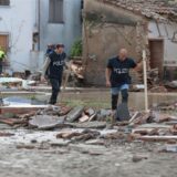 Polizeibeamte bahnen sich einen Weg durch ein überschwemmtes Gebiet, nachdem es in der Region Emilia Romagna zu anhaltenden Regenfällen und Überschwemmungen gekommen ist.