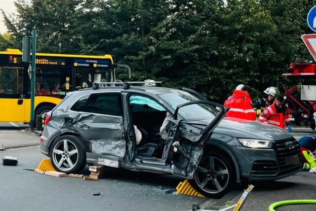 Ein PKW und ein Bus stehen nach einem Unfall in Essen auf der Straße.