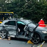 Ein PKW und ein Bus stehen nach einem Unfall in Essen auf der Straße.