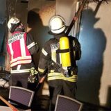 Die Bildmontage zeigt links Ingrid Kroll von der WfU und rechts zwei Feuerwehrleute beim Brand im Bistro im Kurpark in Unna.