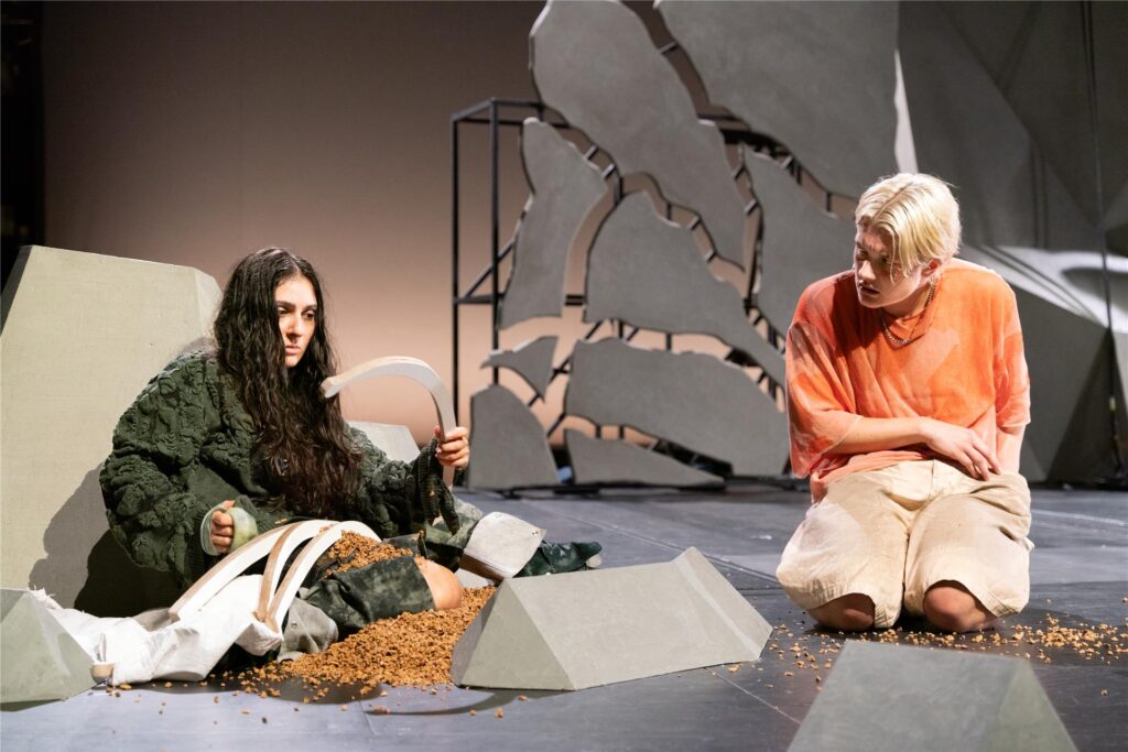 Kassiererin (Danai Chatzipetrou) als und Teenager JO (João d’Orey) erleben „Grelle Tage“. Kassiererin (Danai Chatzipetrou) als und Teenager JO (João d’Orey) erleben „Grelle Tage“.