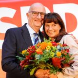 Dietmar Woidke, Ministerpräsdident und Vorsitzender der SPD in Brandenburg und seine Frau Susanne stehen nach Bekanntgabe der ersten Prognosen bei der SPD-Wahlparty auf der Bühne.