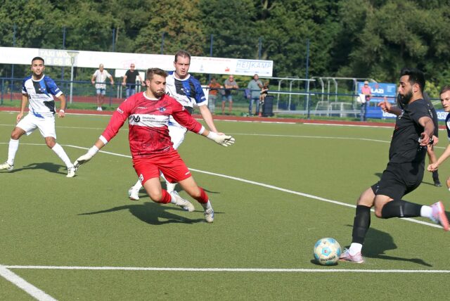 Das Duell des Tages: Der Marler Gökhan Turan kann Torhüter Niklas Klick auch in dieser Szene nicht überwinden.