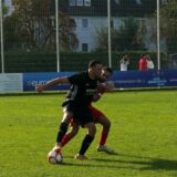 Tunahan Sari von Eintracht Werne im Zweikampf mit einem Spieler des TSC Hamm.
