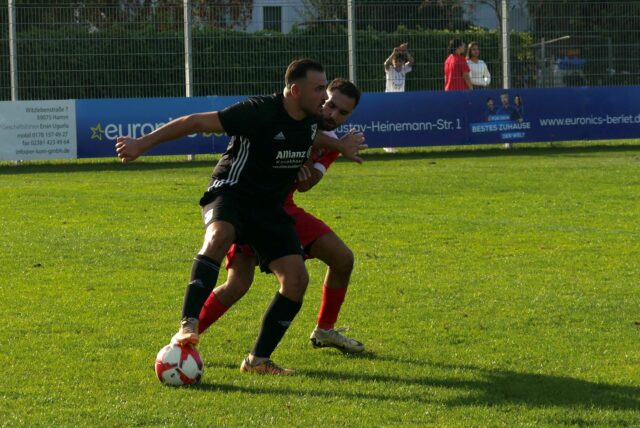 Tunahan Sari von Eintracht Werne im Zweikampf mit einem Spieler des TSC Hamm.