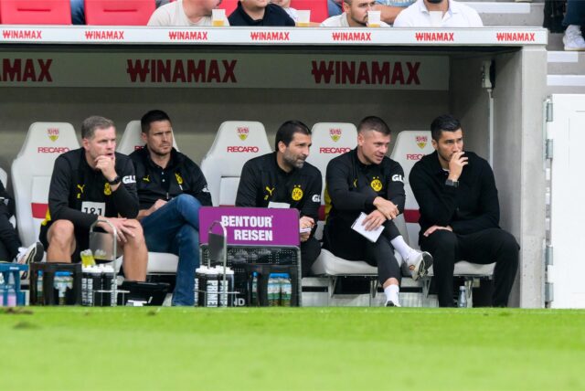 Nuri Sahin und Sebastian Kehl sitzen auf der Bank.