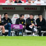Nuri Sahin und Sebastian Kehl sitzen auf der Bank.