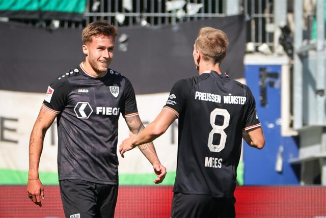 Joel Grodowski (l.) von Preußen Münster jubelt mit seinem Kollegen Joshua Mees über seinen Treffer zum 1:0.