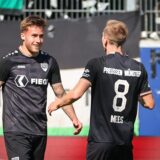Joel Grodowski (l.) von Preußen Münster jubelt mit seinem Kollegen Joshua Mees über seinen Treffer zum 1:0.