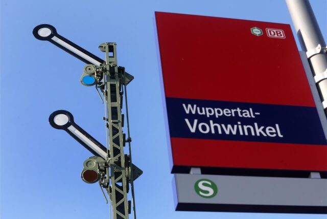 Das Schild des Bahnhofs Wuppertal-Vohwinkel (Symbolbild).
