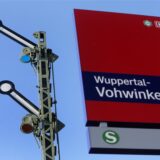 Das Schild des Bahnhofs Wuppertal-Vohwinkel (Symbolbild).