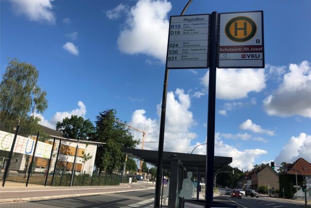 Noch ist die Buslinie R19 an den Selmer Bushaltestellen ausgeschildert. Laut Entwurf des Nahverkehrsplans für den Kreis Unna soll diese Linie wegfallen.