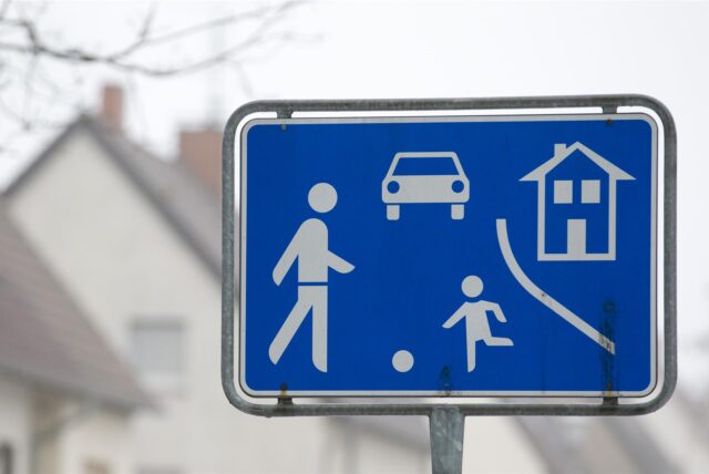 Die Unfallstelle lag in einer Hauseinfahrt an einer verkehrsberuhigten Zone in Bergkamen (Symbolfoto).