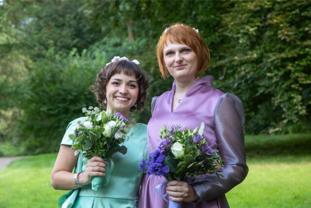 Nora Varga (l.) und Sophia Wibbeke haben auf dem Hof Schulte-Rauxel geheiratet.