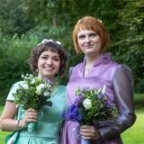 Nora Varga (l.) und Sophia Wibbeke haben auf dem Hof Schulte-Rauxel geheiratet.