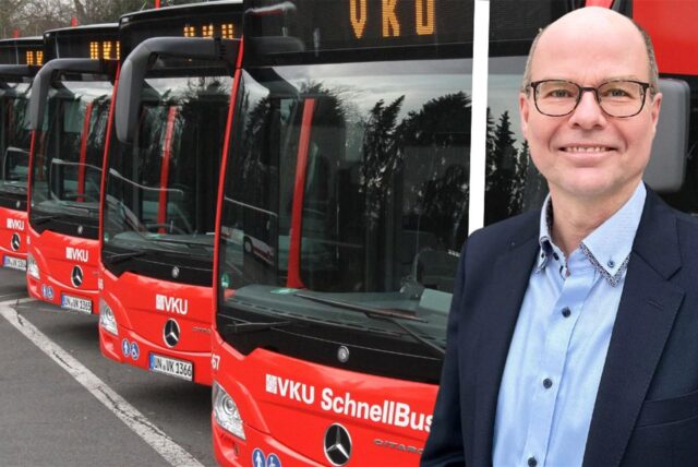 Die Bildmontage zeigt rechts Unnas Beigeordneten Markus von der Heide und links vier nebeneinander geparkte Busse der Verkehrsgesellschaft für den Kreis Unna (VKU).
