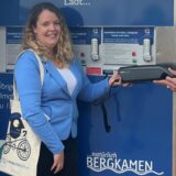 Mobilitätsmanagerin Carina Steffens und Bürgermeister Bernd Schäfer mit einem Akku an der neuen Ladestation.