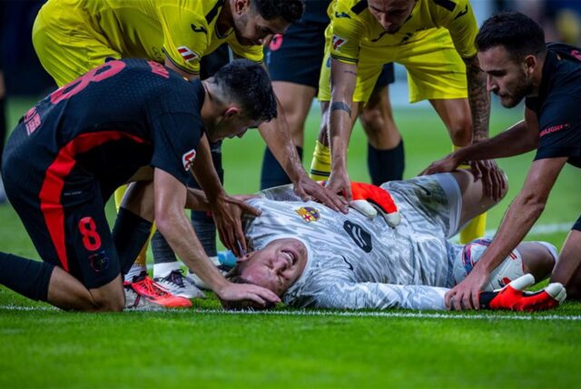 Mit großen Schmerzen blieb ter Stegen auf dem Rasen liegen.