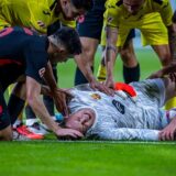 Mit großen Schmerzen blieb ter Stegen auf dem Rasen liegen.