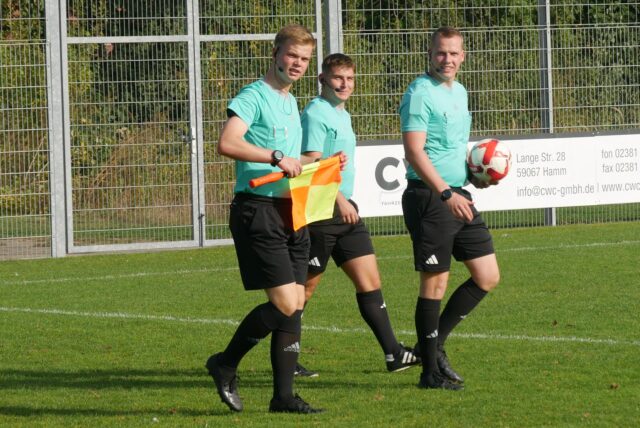 Das Schiedsrichter-Gespann kommt auf den Platz.