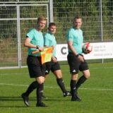 Das Schiedsrichter-Gespann kommt auf den Platz.
