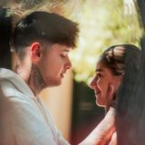 Influencerin Lisa-Marie Straube und ihr Freund, der Reality-TV-Teilnehmer Furkan „Akka“ Akkaya, stehen zusammen unter einem Baum.