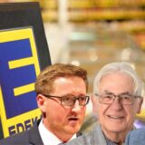 Die Montage zeigt eine Szene aus einem Edeka-Markt und die Unnaer Ratspolitiker Sebastian Laaser (SPD, v. l.), Rudolf Fröhlich (CDU), Klaus-Dieter Bahn (FDP) und Klaus Göldner (FLU).