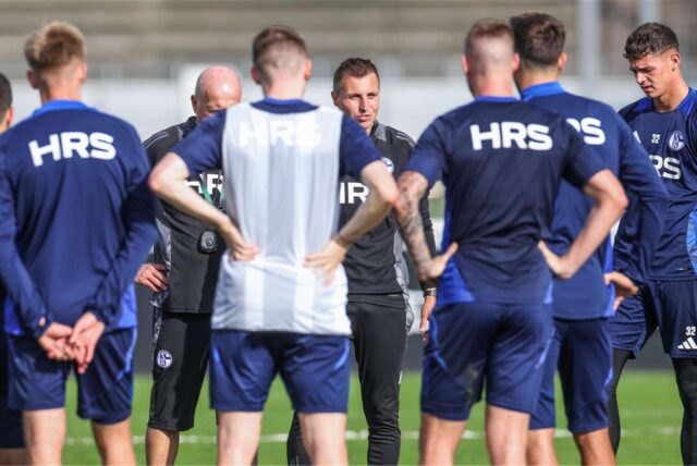Interimstrainer Jakob Fimpel (FC Schalke 04) spricht zu seinem Team.