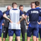 Interimstrainer Jakob Fimpel (FC Schalke 04) spricht zu seinem Team.