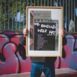 „Die Einzige ihrer Art“ – das ist das Markennarrativ der Stadt Dortmund. Bei einer Auktion kann man diesen Spruch als Kunstdruck ersteigern. Basis für diesen ist ein Wandgemälde des Künstlers Markus Wiese.