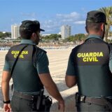 Mitglieder der spanischen Guardia Civil sind nahe eines Strandes im Einsatz.