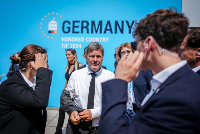 Personenschützer vom Bundeskriminalamt (BKA) stehen bei Robert Habeck (Bündnis 90/Die Grünen), Bundesminister für Wirtschaft und Klimaschutz, beim Besuch der Messe Thessaloniki International Fair.
