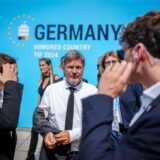 Personenschützer vom Bundeskriminalamt (BKA) stehen bei Robert Habeck (Bündnis 90/Die Grünen), Bundesminister für Wirtschaft und Klimaschutz, beim Besuch der Messe Thessaloniki International Fair.