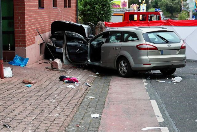 Zwei Fahrzeuge stehen im unterfränkischen Landkreis Miltenberg an der Unfallstelle. Ein Autofahrer ist auf der Kerb in eine Gruppe feiernder Menschen auf dem Fußweg gefahren. Es gab mehrere Leichtverletzte, wie die Polizei mitteilte.