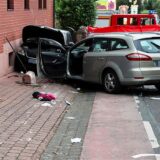 Zwei Fahrzeuge stehen im unterfränkischen Landkreis Miltenberg an der Unfallstelle. Ein Autofahrer ist auf der Kerb in eine Gruppe feiernder Menschen auf dem Fußweg gefahren. Es gab mehrere Leichtverletzte, wie die Polizei mitteilte.