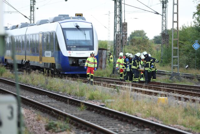 Zugunglück am Dienstagmorgen in Moers: Zwei Züge kollidiert sein, es gibt mehrere Verletzte.