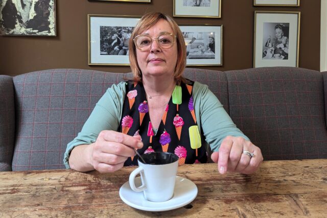 Wilma Battistin sitzt mit einem Kaffee in ihrem Eiscafé Scarzanella in Heeren-Werve.