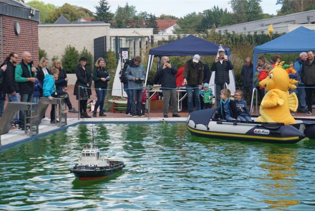 Menschen beim Modellboot-Tag im Solebad Werne