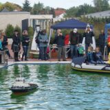 Menschen beim Modellboot-Tag im Solebad Werne