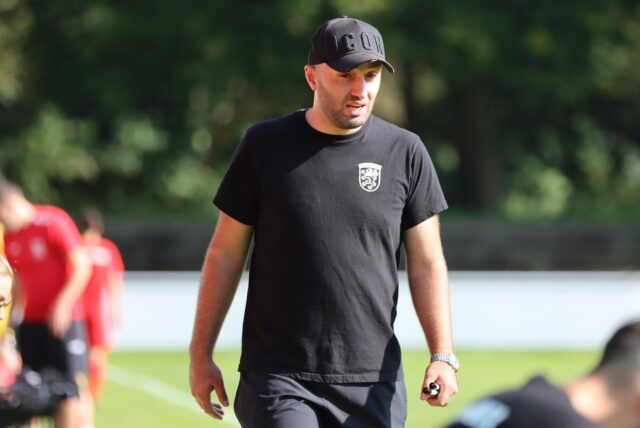 Hayrettin Celik steht am Spielfeldrand.