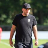 Hayrettin Celik steht am Spielfeldrand.