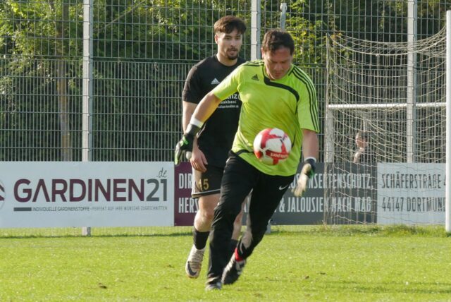 Burak Balci verliert Duell mit Torwart Irfan Kart, der den Ball weit weg schießt.