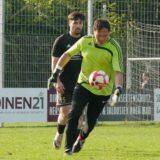 Burak Balci verliert Duell mit Torwart Irfan Kart, der den Ball weit weg schießt.